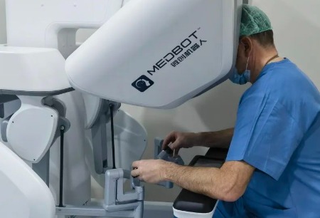 国产腔镜手术机器人完成海外市场首例人体手术