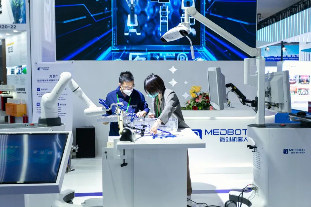 MicroPort® MedBot® made a splendid appearance at China-Eurasia Expo, amazing the world with its continued record-breaking China Intelligent Manufacturing