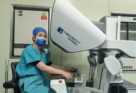 Surgery Tour | Liping Cai's Team from the First Affiliated Hospital of Nanchang University Completed the First Registered Clinical Trial of Gynecology with Toumai® Single-arm Surgical Robot in China