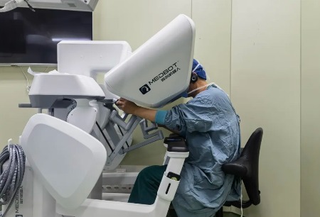 Another “domestic first” achievement! Assisted by the Toumai®robot, infant esophageal hiatus hernia repair treatment becomes more precise, minimally invasive, and efficient.