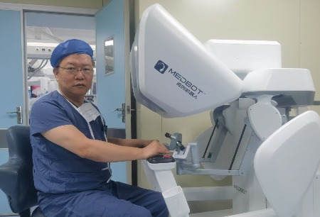 Prof. Xuepei Zhang Sets New Record for Consecutive Surgeries Using Toumai® Robot