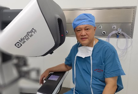 First Chinese-Developed Robot-Assisted Choledochoscopic Cholecystectomy and Choledocholithotomy Completed with Toumai® in Fourth Hospital of Harbin Medical University