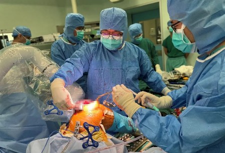 Honghu Orthopedic Surgical Robot Successfully Completed the First Robot-Assisted Total Knee Arthroplasty in the No. 4 Medical Center of the Chinese PLA (formerly 304 Hospital)