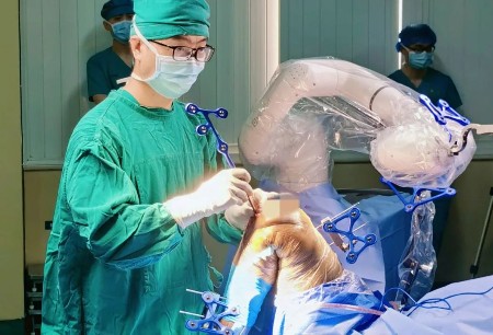 鸿鹄®云南行 | 微创®机器人辅助TKA多中心研究——红河州首例！第九二六医院成功开展机器人辅助下全膝关节置换手术