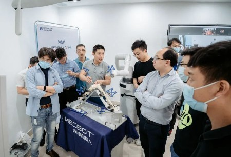 Cherish-Your-Knees Free clinics with MedBot® and “Orthopedic Lofty Honghu Aspirations” -- symposium on Honghu Orthopedic Joint Surgical Robot -- have been successfully held in Huizhou First Hospital