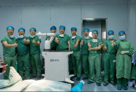 鸿鹄®·云南行 | 手术背后的故事：鸿鹄®团队的工作片段，书写真实生动的“多彩”云南