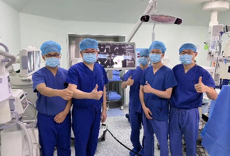 鸿鹄®髋膝关节置换机器人成功完成上市后首例全髋关节置换手术