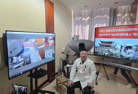 京荆携手 医疗向“新”，张旭院士成功实施湖北省首台“5G+国产腔镜机器人”远程手术