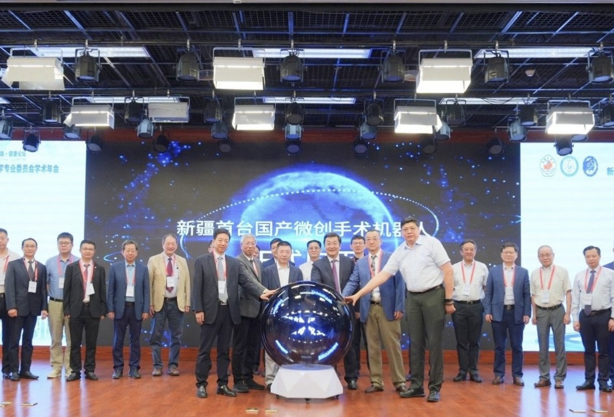 新疆首台国产腔镜手术机器人正式启用，图迈® 助新疆维吾尔自治区人民医院微创治疗技术再上新台阶