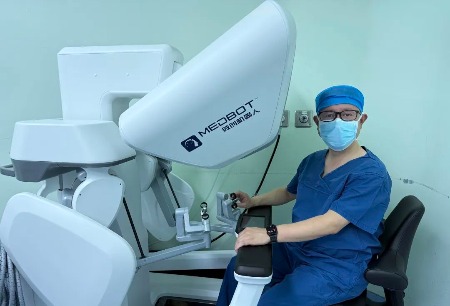 援疆专家刘军伟连续开展多台图迈®机器人手术：做好“传帮带” 培养一支本地外科人才队伍