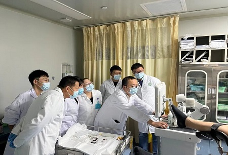 精准穿刺 智护前腺！Mona Lisa助梁亮教授完成手术演示，交大一附院开启机器人穿刺新时代！