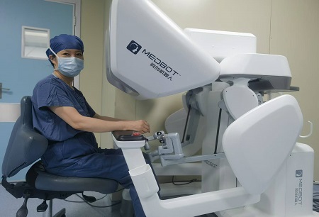 从“进口依赖”到“国产引领”!韩丽萍教授团队成功开展免气腹国产机器人辅助腹腔镜子宫内膜癌全面分期手术