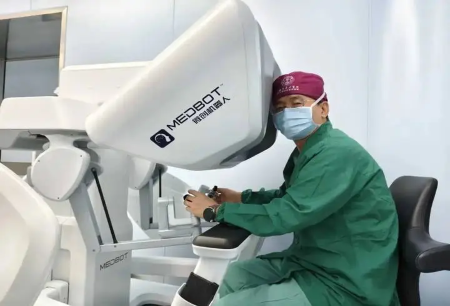 “满月脸”竟是身体预警?杨国胜教授以图迈®机器人切除8.5厘米隐匿肿瘤!