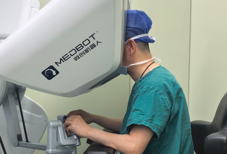 极限保肾再破纪录!新华医院借助图迈®机器人为3岁女童切除4厘米肾脏肿瘤