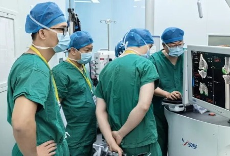 海外“取经团”+1!越南医生来沪观摩鸿鹄®机器人辅助全膝关节置换术